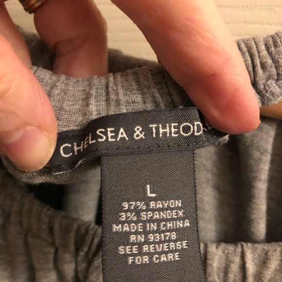 Chelsea & Theodore. Pretty ruffle top. SZ large.  Grey - Picture 2 of 4